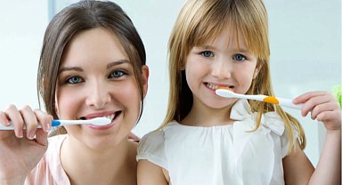 Süt dişlerinde düzenli fırçalama şart