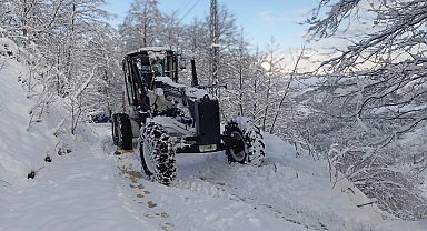 Trabzon Büyükşehir ekipleri karla mücadeleyi sürdürüyor