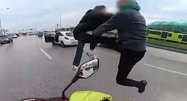 Trafikte Uçan Tekmeli Kavga