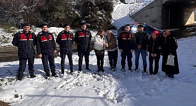 Yılın ilk kurtarma operasyonu Bursa Jandarma'dan... Kestel'de donmak üzere olan aile kurtarıldı