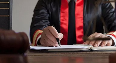 Adliye Önünde Gerilim