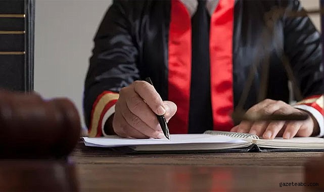 Adliye Önünde Gerilim