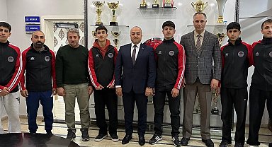 Ağrılı halterciler Mersin'de madalyaları topladı