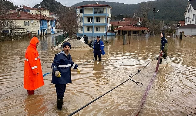 Antalya Büyükşehir Belediyesi ekipleri yağışın izlerini siliyor