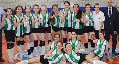 Artvinspor kadın voleybol takımı turnuvaya galibiyetle başladı