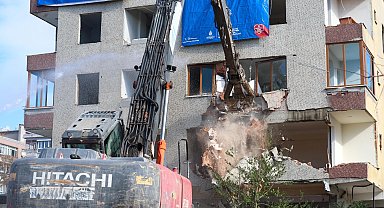 Bakırköy'de 46 yıllık riskli bina yıkıldı