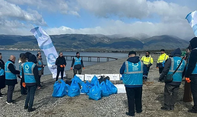 Balıkesir'de Altınkum sahilinde anlamlı temizlik