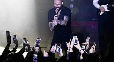 Berkay'dan sahnedeyken duygusal veda