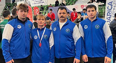 Bursa Büyükşehirli güreşçiler Türkiye kürsüsünü es geçmedi