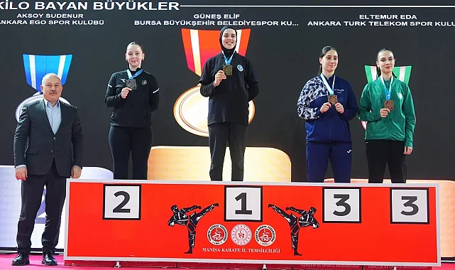 Bursa Büyükşehirli karateciler kürsüden inmedi