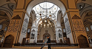 Bursa'da Ulu Camii Ramazan teravihlerine hazır