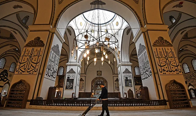 Bursa'da Ulu Camii Ramazan teravihlerine hazır