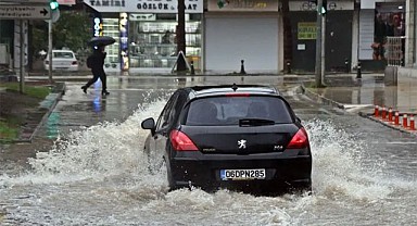 Cadde ve Sokaklar Göle Döndü