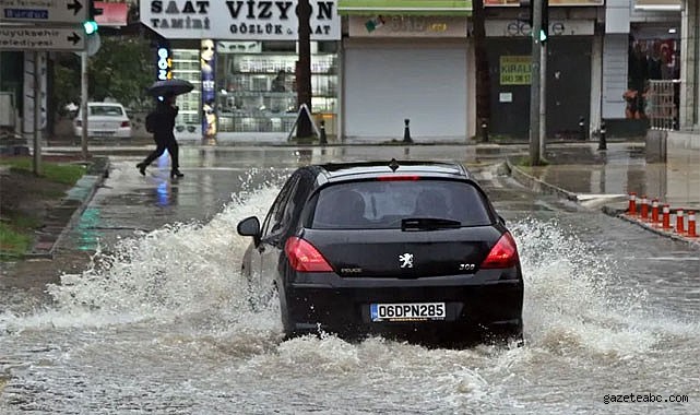 Cadde ve Sokaklar Göle Döndü