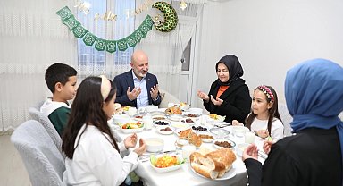 Çolakbayrakdar çifti Özsoy ailesinin iftar sofrasında