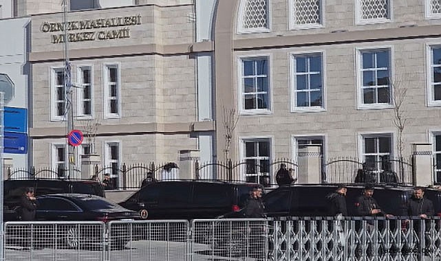 Erdoğan ve Adıgüzel Aynı Karede Namaz Kıldı