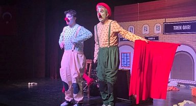 "İki Bavul Dolusu" minik tiyatroseverlerle buluştu