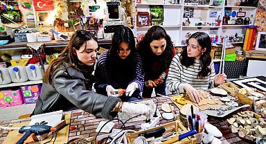 İzmir Bornova'da gençler atıkları sanata dönüştürdü