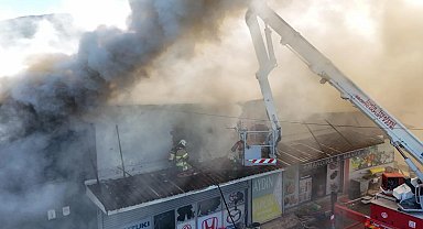 İzmir Buca'daki işyeri yangını kontrol altına alındı