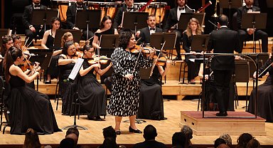 İzmir Oda Orkestrası, Küden ile aynı sahnede