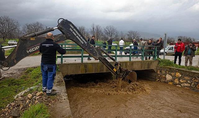 İzmir'de kuvvetli yağışlar sonrasında kırsalda yoğun müdahale