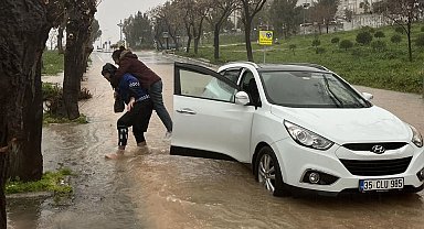 İzmir'de zabıta ekipleri vatandaşları sırtında taşıdı