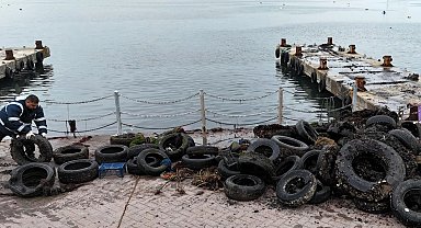 İzmit'te körfezde dip temizliği sürüyor.. Deniz dibinden 50 araç lastiği çıkarıldı