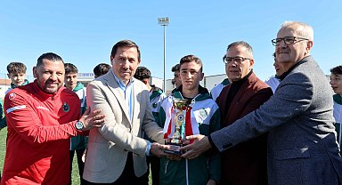 Konya Karatay U16 takımı şampiyonluk kupasını kaldırdı