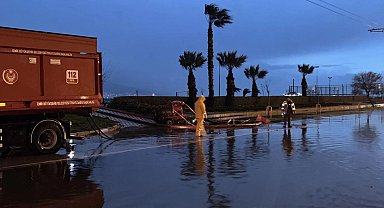 Lodos İzmir Körfezi'ni yükseltti