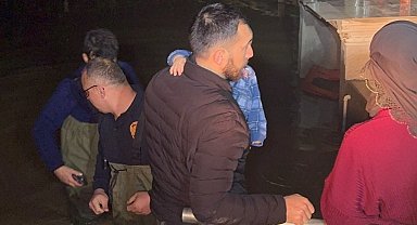 Manisa'da selde mahsur kalan aileyi itfaiye kurtardı