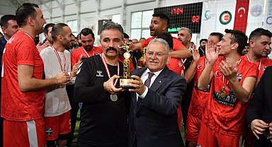 Memduh Büyükkılıç halı sahaya ayak bastı