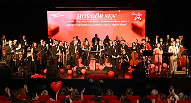 Mersin'de Sevgililer Günü Ajda Pekkan şarkılarıyla kutlandı