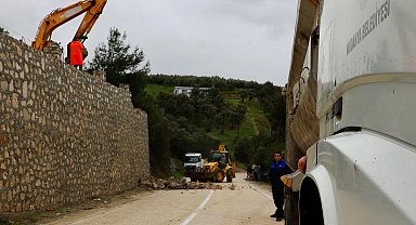 Mudanya'da zeytinlik alandaki kaçak taş duvara müdahale!