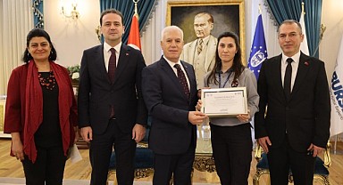 Örnek güvenlik görevlisine Başkan Bozbey’den tebrik