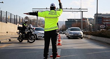 Trafikte yeni dönem başladı! Cezalar katlandı, ehliyete el koyma ve iptal şartları ağırlaştı