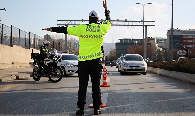 Trafikte yeni dönem başladı! Cezalar katlandı, ehliyete el koyma ve iptal şartları ağırlaştı