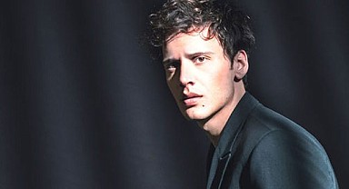 Ünlü Şarkıcı Gözaltına Alındı