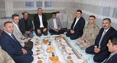 Vali Bozkurt, Patnos Akyemiş'te çiftçi ailenin sofrasına konuk oldu