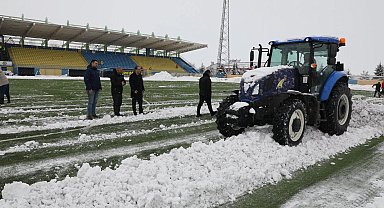 Ağrı'da müdür traktörle sahaya indi