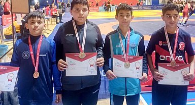 Ağrılı genç güreşçiler Muş'ta zirve yaptı