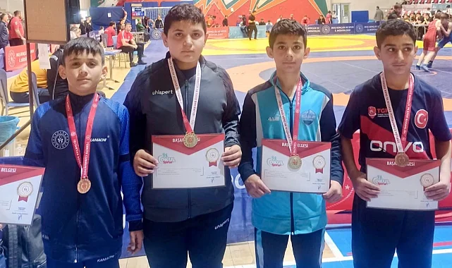 Ağrılı genç güreşçiler Muş'ta zirve yaptı