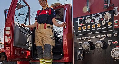 Alevlere meydan okuyan kadın... İzmir'de cesaretiyle örnek