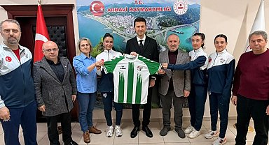Artvinspor Kadın Voleybol Takımı'ndan Arhavi Kaymakamı Çimşir'e ziyaret