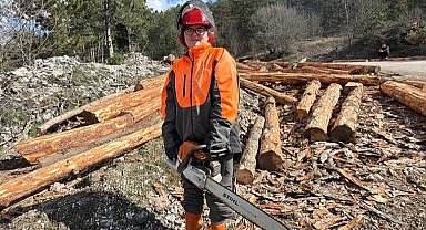 Babası ormanda hayatını kaybetti, o baltayı elinden bırakmadı!