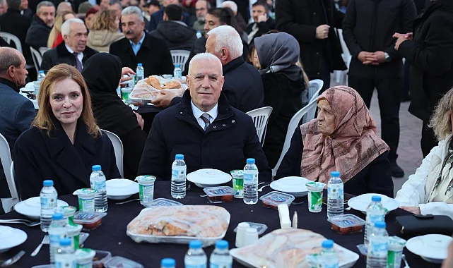 Başkan Bozbey kendi mahallesinde komşularıyla iftar yaptı
