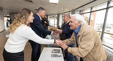 Başkan Tugay İzmir'de huzurevi sakinleriyle bayramlaştı
