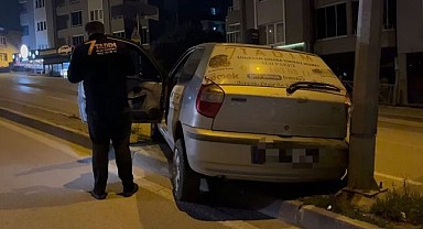 Bursa’da Otomobil Refüje Çarptı