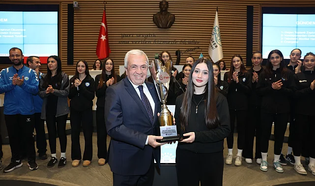 Bursa Nilüfer'in genç sporcuları başarılarını mecliste paylaştı
