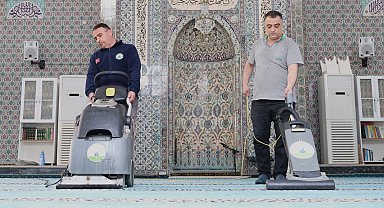 Bursa Osmangazi'de camilerde bayram temizliği