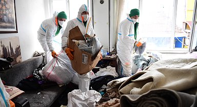 Bursa Osmangazi'den Kayıhan'daki çöp eve müdahale